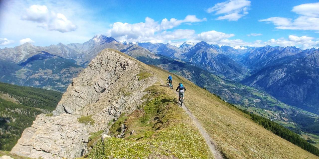 Отель Maison Bionaz Ski & Sport Аоста Экстерьер фото